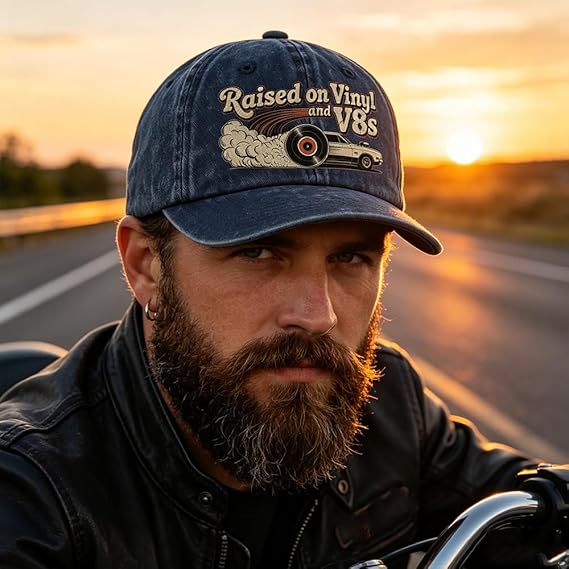 🏽🏽Siste dag, tidsbegrenset 49 % rabatt – «Raised on Vinyl and V8s» – en klassisk brodert baseballcaps designet for bilentusiaster.