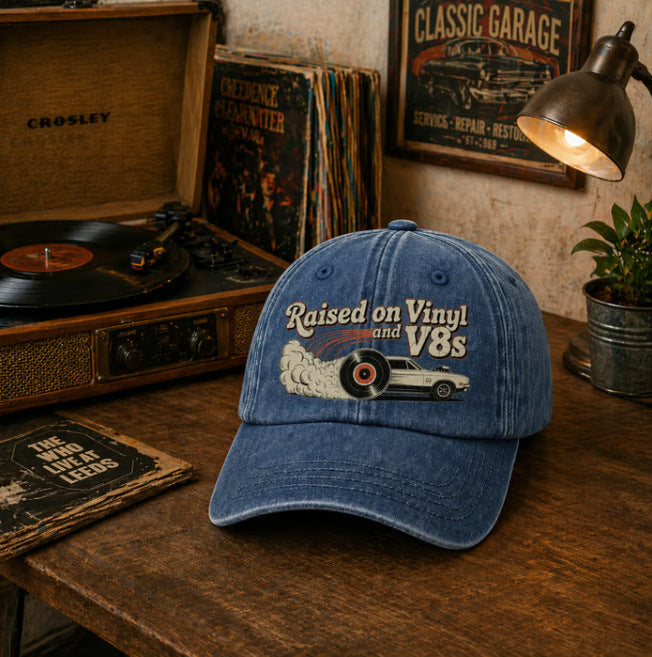 🏽🏽Siste dag, tidsbegrenset 49 % rabatt – «Raised on Vinyl and V8s» – en klassisk brodert baseballcaps designet for bilentusiaster.