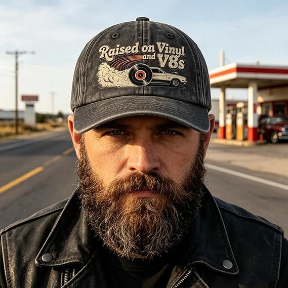 🏽🏽Siste dag, tidsbegrenset 49 % rabatt – «Raised on Vinyl and V8s» – en klassisk brodert baseballcaps designet for bilentusiaster.