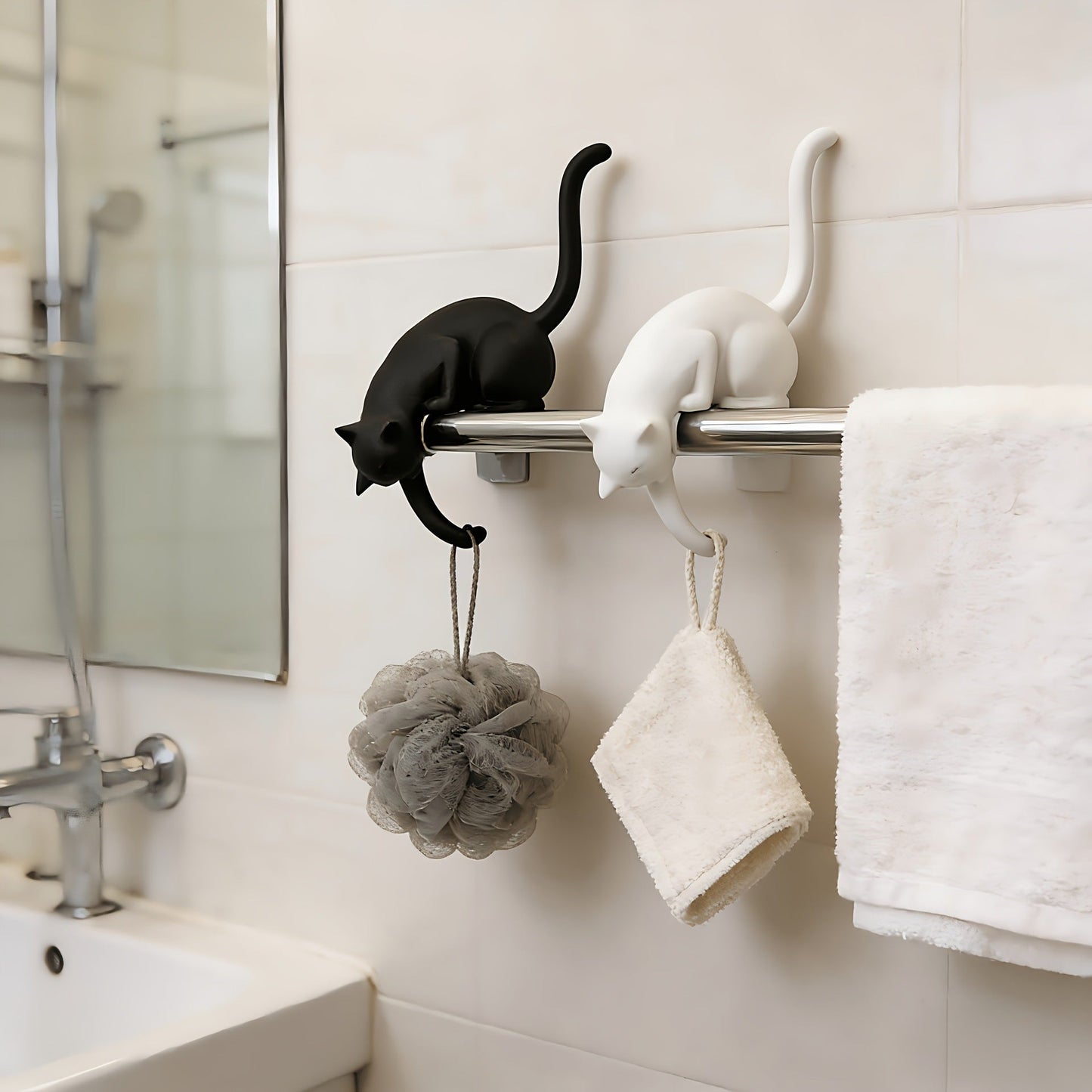 🐈‍Denne søte kattefiguren med LED-lys kan plasseres i en bokhylle – den fungerer både som en søt bokhylledekorasjon og en praktisk nøkkelring.