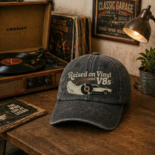 🏽🏽Siste dag, tidsbegrenset 49 % rabatt – «Raised on Vinyl and V8s» – en klassisk brodert baseballcaps designet for bilentusiaster.