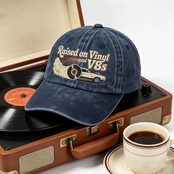 🏽🏽Siste dag, tidsbegrenset 49 % rabatt – «Raised on Vinyl and V8s» – en klassisk brodert baseballcaps designet for bilentusiaster.